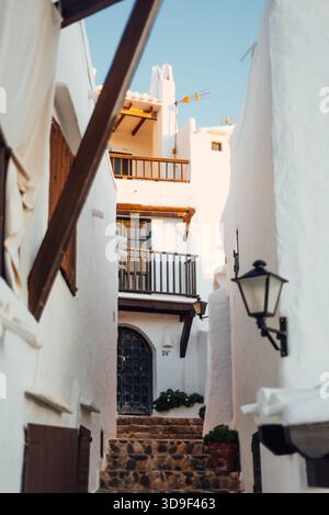Schmale weiß getünchte Gasse und Steintreppen in Binibeca Vell, Menorca Stockfoto