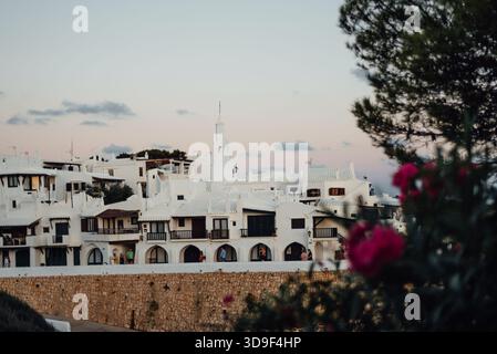 Weiß getünchter Blick auf das Dorf in der Abenddämmerung in Binibeca Vell, Menorca Stockfoto