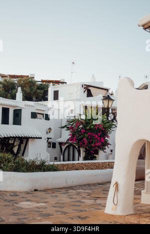 Weiße Häuser und Bougainvillea in Binibeca Vell, Menorca Stockfoto