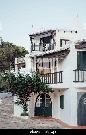 Holzbalkone und Klettertour Bougainvillea in Binibeca Vell, Menorca Stockfoto