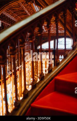 Blick von der Treppe in Livraria Lello, Porto Stockfoto