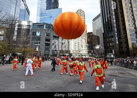 Die Pumpkins Ballons fahren die Paraderoute während der 99. Macy's Thanksgiving Day Parade in New York am Donnerstag, 27. November 2025. Der erste Kürbisballon erschien bei der Parade 1945 als Jack-o-Laterne, als Hommage an einen weiteren Herbstfeiertag. (Foto: Gordon Donovan) Stockfoto