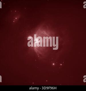 London, Großbritannien. Dezember 2025. M42 Nebel im Sternbild Orion, Teleskopaufnahme aus London unter einem nahe gelegenen Vollmond mit Hydrogen Alpha Schmalbandfilter, einer Mischung aus 5- und 10-minütigen Aufnahmen über eine gekühlte CMOS Astro-Kamera, die zu einem endgültigen Einzelbild gestapelt ist. Das endgültige einfarbige Schmalband-Bild ist farbig. Quelle: Malcolm Park/Alamy Live News Stockfoto