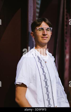 Nahporträt eines jungen Mannes auf der Brücke in der Stadt Stockfoto