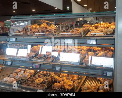 Cremona, Italien - 21. Oktober 2025 Eine verlockende Auswahl an frisch gebackenem Gebäck und Brot in einem modernen Supermarkt in Cremona, Italien Stockfoto