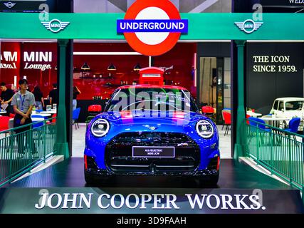 BANGKOK - 1. Dezember 2025 : das neue John Cooper Works Aero Pack MINI auf der Motor Expo IMPACT Challenge Halle Muangthong Thani Stockfoto