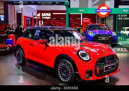 BANGKOK - 1. Dezember 2025 : das neue John Cooper Works Aero Pack MINI auf der Motor Expo IMPACT Challenge Halle Muangthong Thani Stockfoto