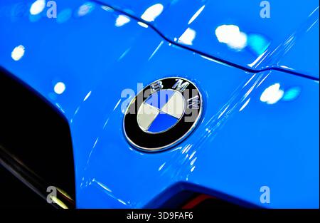 BANGKOK - 1. Dezember 2025: Auf der Motormesse IMPACT Challenge wird auf der Motorhaube eines blauen Autos das ikonische BMW-Logo mit blau-weißen Quadranten ausgestellt Stockfoto