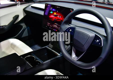 BANGKOK - 1. Dezember 2025 : Innenseite des Elektroautos Tesla Model S futuristischer Fahrzeuginnenraum mit Tablet-Display in der Motor Expo IMPACT Challenge Halle Stockfoto