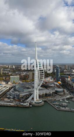 Portsmouth, Hampshire, England, 26. Oktober 2025: Spinnaker Tower, Skyline der Stadt und Hafenfront von Portsmouth. Stockfoto
