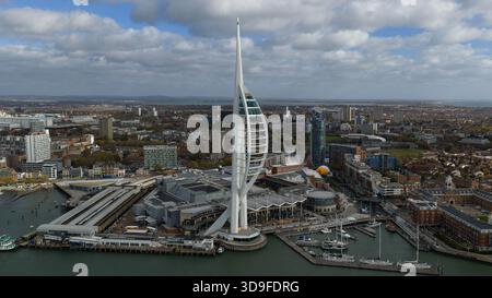 Portsmouth, Hampshire, England, 26. Oktober 2025: Spinnaker Tower, Skyline der Stadt und Hafenfront von Portsmouth. Stockfoto