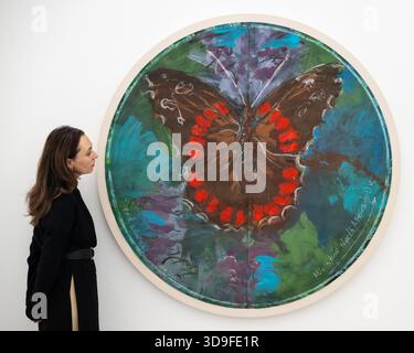 London, Großbritannien. 5. Dezember 2025. Ein Mitarbeiter mit „Red Admiral Vanessa - Migration North Africa to UK (rondo)“, 2025, bei der Eröffnung von Oswaldo Maciá: Migrationsbewegungen, einer neuen Ausstellung des kolumbianischen Künstlers Oswaldo Maciá in der Galerie Elizabeth Xi Bauer im Exmouth Market. Die Arbeiten des Künstlers beschäftigen sich mit Ökologie, Umwelt und Natur. Die Show läuft bis zum 15. Februar 2026. Quelle: Stephen Chung / Alamy Live News Stockfoto