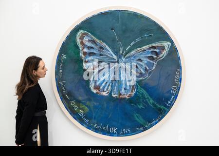London, Großbritannien. 5. Dezember 2025. Ein Mitarbeiter mit „Maculinea Arion - Big Blue - ausgestorben UK 1979. Wiedereingeführt aus der EU 1980s (rondo)“, 2025, bei der Eröffnung von Oswaldo Maciá: Migratory Movements, einer neuen Ausstellung des kolumbianischen Künstlers Oswaldo Maciá in der Galerie Elizabeth Xi Bauer auf dem Exmouth Market. Die Arbeiten des Künstlers beschäftigen sich mit Ökologie, Umwelt und Natur. Die Show läuft bis zum 15. Februar 2026. Quelle: Stephen Chung / Alamy Live News Stockfoto