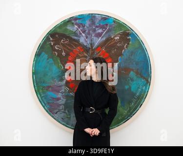 London, Großbritannien. 5. Dezember 2025. Ein Mitarbeiter mit „Red Admiral Vanessa - Migration North Africa to UK (rondo)“, 2025, bei der Eröffnung von Oswaldo Maciá: Migrationsbewegungen, einer neuen Ausstellung des kolumbianischen Künstlers Oswaldo Maciá in der Galerie Elizabeth Xi Bauer im Exmouth Market. Die Arbeiten des Künstlers beschäftigen sich mit Ökologie, Umwelt und Natur. Die Show läuft bis zum 15. Februar 2026. Quelle: Stephen Chung / Alamy Live News Stockfoto