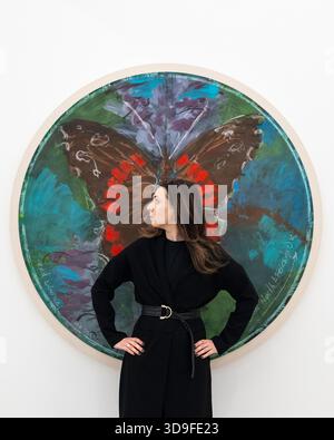 London, Großbritannien. 5. Dezember 2025. Ein Mitarbeiter mit „Red Admiral Vanessa - Migration North Africa to UK (rondo)“, 2025, bei der Eröffnung von Oswaldo Maciá: Migrationsbewegungen, einer neuen Ausstellung des kolumbianischen Künstlers Oswaldo Maciá in der Galerie Elizabeth Xi Bauer im Exmouth Market. Die Arbeiten des Künstlers beschäftigen sich mit Ökologie, Umwelt und Natur. Die Show läuft bis zum 15. Februar 2026. Quelle: Stephen Chung / Alamy Live News Stockfoto