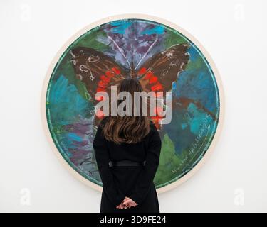 London, Großbritannien. 5. Dezember 2025. Ein Mitarbeiter mit „Red Admiral Vanessa - Migration North Africa to UK (rondo)“, 2025, bei der Eröffnung von Oswaldo Maciá: Migrationsbewegungen, einer neuen Ausstellung des kolumbianischen Künstlers Oswaldo Maciá in der Galerie Elizabeth Xi Bauer im Exmouth Market. Die Arbeiten des Künstlers beschäftigen sich mit Ökologie, Umwelt und Natur. Die Show läuft bis zum 15. Februar 2026. Quelle: Stephen Chung / Alamy Live News Stockfoto