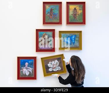 London, Großbritannien. 5. Dezember 2025. Ein Mitarbeiter hängt „Magnolia 1726“, 2025, bei der Eröffnung von Oswaldo Maciá: Migrationsbewegungen, einer neuen Ausstellung des kolumbianischen Künstlers Oswaldo Maciá in der Galerie Elizabeth Xi Bauer im Exmouth Market. Die Arbeiten des Künstlers beschäftigen sich mit Ökologie, Umwelt und Natur. Die Show läuft bis zum 15. Februar 2026. Quelle: Stephen Chung / Alamy Live News Stockfoto