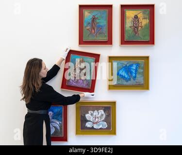 London, Großbritannien. 5. Dezember 2025. Ein Mitarbeiter hängt „Morpho (draußen)“, 2025, bei der Eröffnung von Oswaldo Maciá: Migrationsbewegungen, einer neuen Ausstellung des kolumbianischen Künstlers Oswaldo Maciá in der Galerie Elizabeth Xi Bauer im Exmouth Market. Die Arbeiten des Künstlers beschäftigen sich mit Ökologie, Umwelt und Natur. Die Show läuft bis zum 15. Februar 2026. Quelle: Stephen Chung / Alamy Live News Stockfoto