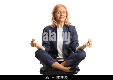 Frau sitzt auf einem Stuhl und übt Meditation isoliert auf weißem Hintergrund Stockfoto
