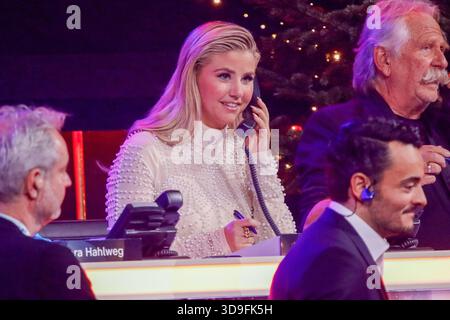 Beatrice Egli bei der 'die große ZDF Weihnachtsshow' aus Offenburg Foto: Matthias Gränzdörfer Stockfoto