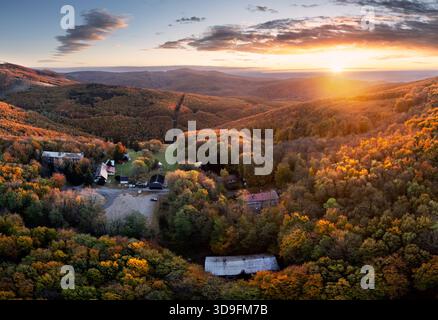 Luftaufnahme der herbstlichen Hügel der Slowakei bei Sonnenaufgang, Pezinska Baba Stockfoto
