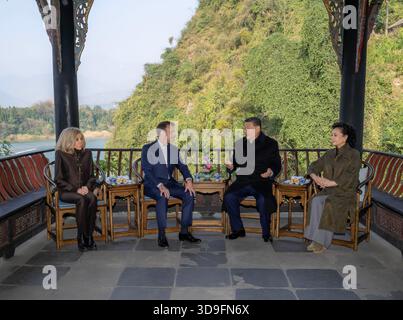 Chengdu, Chinas Provinz Sichuan. Dezember 2025. Der chinesische Präsident Xi Jinping und seine Frau Peng Liyuan nehmen zusammen mit dem französischen Präsidenten Emmanuel Macron und seiner Frau Brigitte Macron am 5. Dezember 2025 im Huaigu Pavillon Platz, wo sie Tee am Wasser genießen und umfassende Diskussionen über globale Angelegenheiten führen. XI und Macron hatten einen freundschaftlichen Austausch am Freitag in Dujiangyan. Quelle: Zhai Jianlan/Xinhua/Alamy Live News Stockfoto