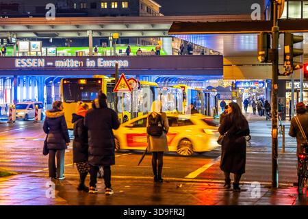 Essener Hauptbahnhof, blau beleuchtete Unterführung, Busbahnhof, Europaplatz, Zug am Bahnsteig, Fußgängerübergang, Nordrhein-Westfalen, Deutschland. Stockfoto