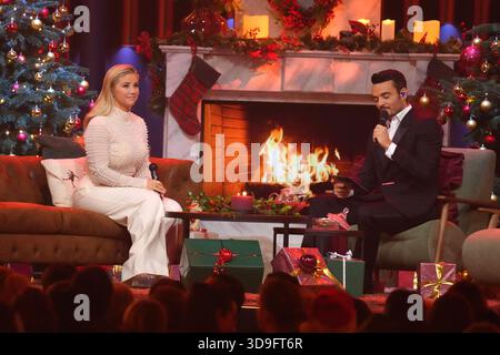 Beatrice Egli und Giovanni Zarrella nehmen am 4. Dezember 2025 an der großen Weihnachtsshow in der Baden Arena in Offenburg Teil Stockfoto