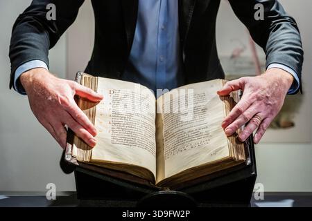 London, Großbritannien. Dezember 2025. Seltenes Evangeliumsbuch aus dem 10. Jahrhundert in Verbindung mit einem weiblichen Scriptorium. Schätzung: £700.000-1.000.000 – Vorschau auf wertvolle Bücher und Manuskripte. Die Auktion in Christies London findet am 11. Dezember statt. Guy Bell/Alamy Live News Stockfoto