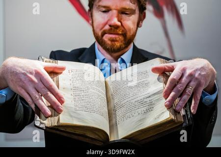 London, Großbritannien. Dezember 2025. Seltenes Evangeliumsbuch aus dem 10. Jahrhundert in Verbindung mit einem weiblichen Scriptorium. Schätzung: £700.000-1.000.000 – Vorschau auf wertvolle Bücher und Manuskripte. Die Auktion in Christies London findet am 11. Dezember statt. Guy Bell/Alamy Live News Stockfoto