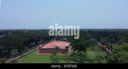 Die Sat Gambuj Moschee in Bagerhat, Bangladesch, ist ein UNESCO-Weltkulturerbe, berühmt für ihre historischen Kuppeln und islamische Architektur. Stockfoto