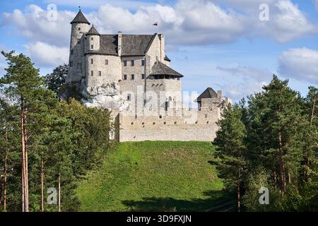Wiederaufgebaute mittelalterliche Burg auf Kalksteinfelsen im Dorf Bobolice, Polen Stockfoto