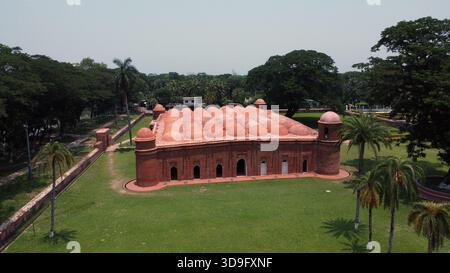 Die Sat Gambuj Moschee in Bagerhat, Bangladesch, ist ein UNESCO-Weltkulturerbe, berühmt für ihre historischen Kuppeln und islamische Architektur. Stockfoto