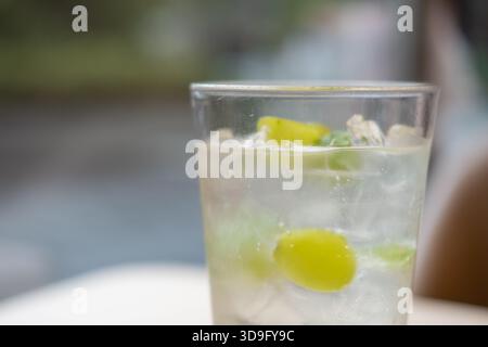 Ein Glas grüne Traubenade von Shine Muscat Stockfoto