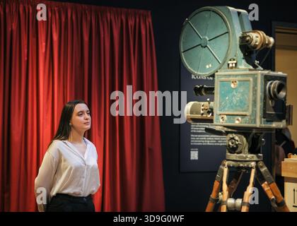 London, Großbritannien. Dezember 2025. Christies Stab mit der Steuerkamera aus der Technirama Motion Star Wars Trilogie, 1977-1983. Schätzung: £200.000-300.000. Christie's Groundbreakers: Icons of Our Time, Teil der Classic Week, findet am 11. Dezember 2025 statt. Quelle: Imageplotter/Alamy Live News Stockfoto