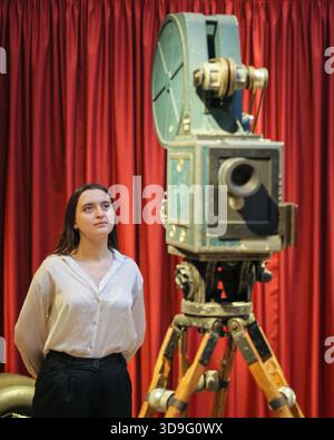 London, Großbritannien. Dezember 2025. Christies Stab mit der Steuerkamera aus der Technirama Motion Star Wars Trilogie, 1977-1983. Schätzung: £200.000-300.000. Christie's Groundbreakers: Icons of Our Time, Teil der Classic Week, findet am 11. Dezember 2025 statt. Quelle: Imageplotter/Alamy Live News Stockfoto