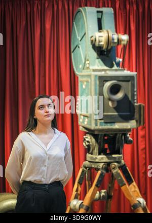 London, Großbritannien. Dezember 2025. Christies Stab mit der Steuerkamera aus der Technirama Motion Star Wars Trilogie, 1977-1983. Schätzung: £200.000-300.000. Christie's Groundbreakers: Icons of Our Time, Teil der Classic Week, findet am 11. Dezember 2025 statt. Quelle: Imageplotter/Alamy Live News Stockfoto