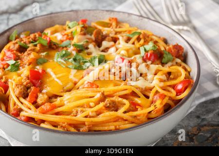 Taco Pasta ist cremig, würzig und ein leichtes italienisches und mexikanisches Abendessen aus nächster Nähe auf dem Teller auf dem Tisch. Horizontal Stockfoto