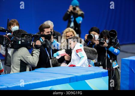17. FEBRUAR 2022: Peking, China: Coach Eteri Tutberidze sieht eine niedergeschworene Kamila Valieva vom Team ROC, die auf ihr Freies Programm in der Abb. reagiert Stockfoto