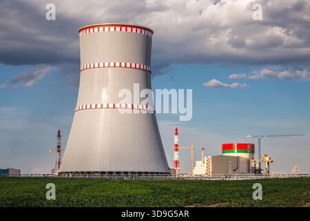 Die letzte Etappe des Baus des ersten Kernkraftwerks in Belarus. Stockfoto