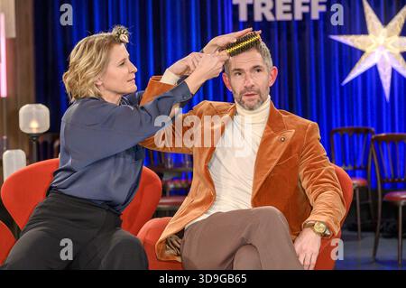 Susan Link und Micky Beisenherz bei der Aufzeichnung der WDR-Talkshow Kölner Treff im WDR Studio BS 3. Köln, 04.12.2025 *** Susan Link und Micky Beisenherz bei der Aufnahme der WDR Talkshow Kölner Treff im WDR Studio BS 3 Köln, 04 12 2025 Foto:XW.xRanderathx/xFuturexImagex koelner treff0412 5254 Stockfoto