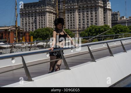 Junge Frau in alternativer Mode posiert auf einer modernen Fußgängerbrücke in puerto madero, buenos aires Stockfoto