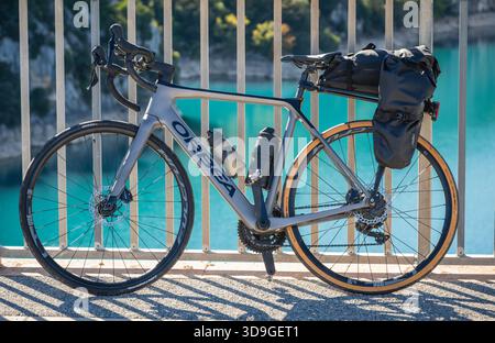 Orbea erhalten ein elektrisches Rennrad auf der Brücke über den Lac de Sainte Croix, Schlucht du Verdon, Provence, Frankreich. Stockfoto