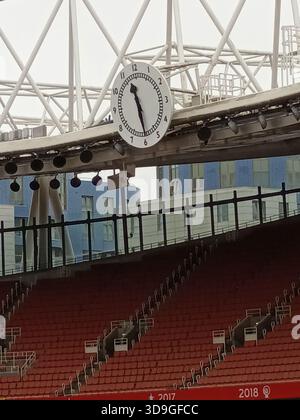 Die Uhr am „Ende der Uhr“ des Emirates Stadions, Heimat des Fußballvereins Arsenal in Nord-London, England. Nicht die ursprüngliche Highbury-Uhr. Stockfoto