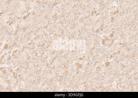 Nahtlose Hintergrundstruktur aus hellbeigem Naturstein, der Travertin oder Kalkstein ähnelt. Verfügt über eine unebene, poröse Oberfläche, ideal für Architekturen Stockfoto