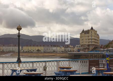 Blick auf die Küste von Llandudno vom Llandudno Pier aus an einem bewölkten Novembertag. Stockfoto