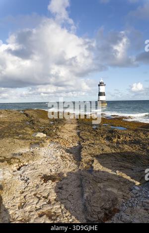 Trwyn du Lighthouse, auch bekannt als Penmon Lighthouse, steht an der felsigen Küste von Penmon Point an der Ostspitze von Anglesey, North Wales, Uni Stockfoto