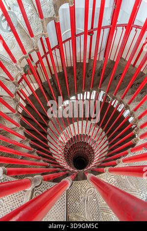 Eine spiralförmige gusseiserne Treppe in einem Burgturm Stockfoto