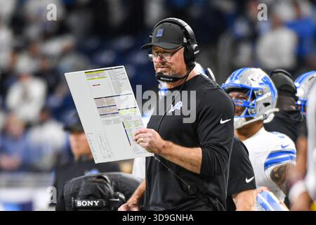 Detroit, USA. Dezember 2025. DETROIT, MICHIGAN – 5. Dezember: Head Football Coach Dan Campbell von den Detroit Lions sieht sich die Spielliste während der zweiten Hälfte eines Spiels gegen die Dallas Cowboys im Ford Field in Detroit, MI an. Die Detroit Lions gewannen das Spiel 44–30. (Foto: Aaron J. Thornton/SIPA USA) Credit: SIPA USA/Alamy Live News Stockfoto