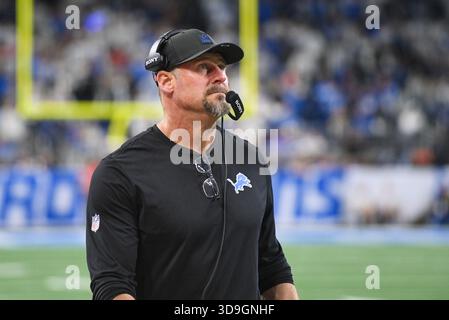Detroit, USA. Dezember 2025. DETROIT, MICHIGAN – 5. Dezember: Head Football Coach Dan Campbell von den Detroit Lions wird in der zweiten Hälfte eines Spiels gegen die Dallas Cowboys im Ford Field in Detroit, MI, an der Seitenlinie gesehen. Die Detroit Lions gewannen das Spiel 44:30. (Foto: Aaron J. Thornton/SIPA USA) Credit: SIPA USA/Alamy Live News Stockfoto